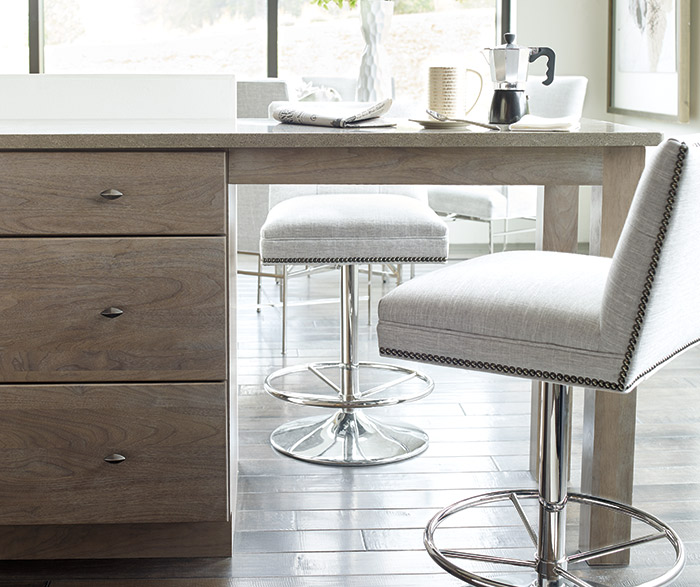 Contemporary kitchen with Cayhill Walnut cabinets in Pumice