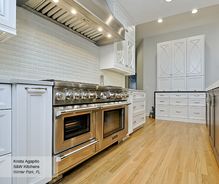 Cayhill kitchen cabinets in maple pearl featuring an Island with bench seating in walnut smokey hills