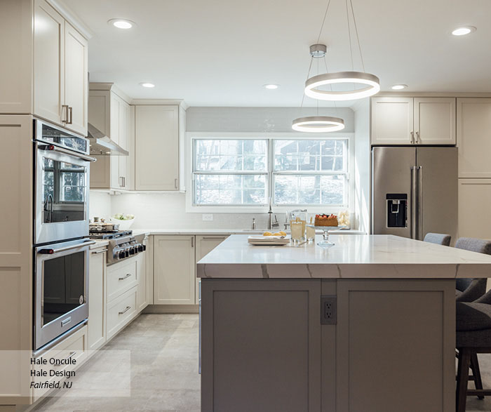 Monochromatic Casual Maple Kitchen Cabinets