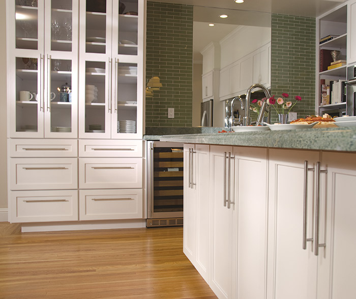 iOffi iWhitei iShakeri iCabinetsi in a Contemporary iKitcheni Omega iOffi iWhitei iShakeri iCabinetsi in a Contemporary iKitcheni Omega