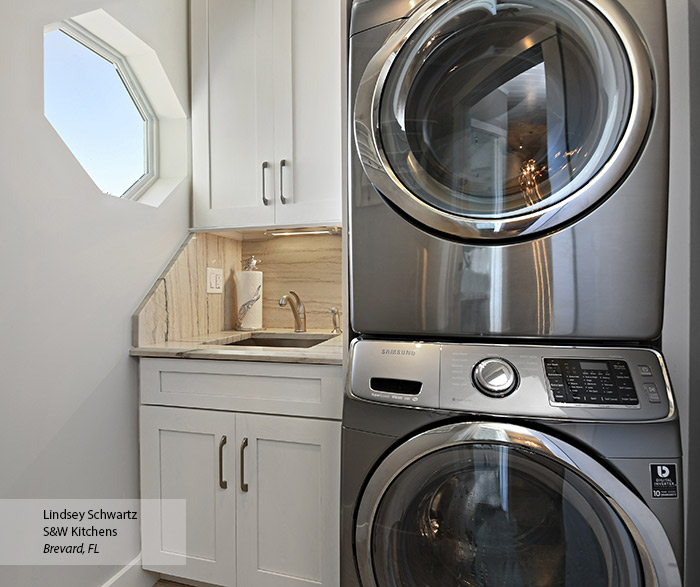 Monterey Oak laundry room cabinets in Pearl