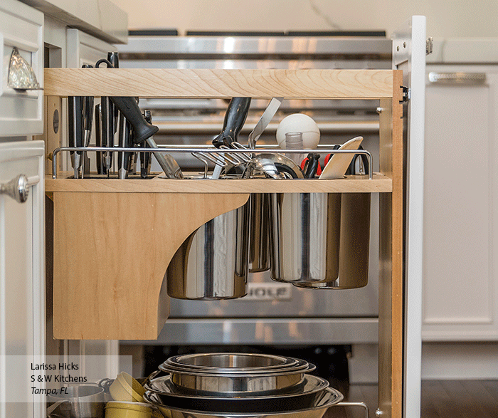 Transitional Maple Kitchen Cabinets in Pearl