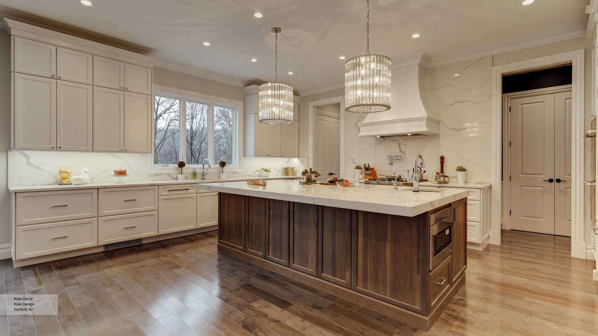 Casual White Maple and Walnut Kitchen Omega