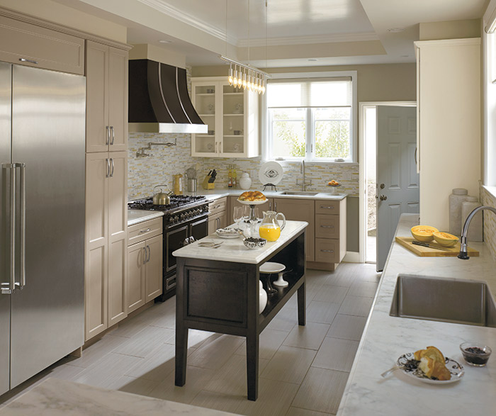 Shaker Kitchen Cabinets with a Neutral Palette